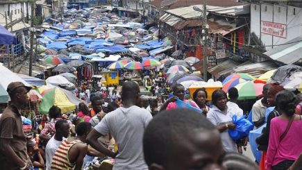 Cel mai controversat antreprenor vinde domeniul Ebola.com