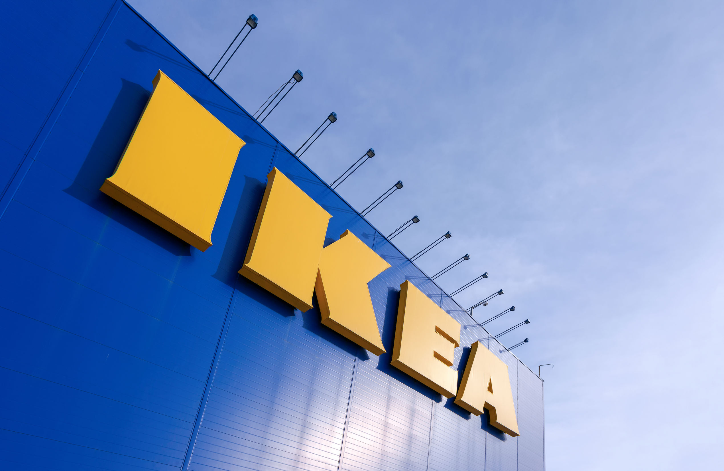 Cat castiga un angajat IKEA pe luna