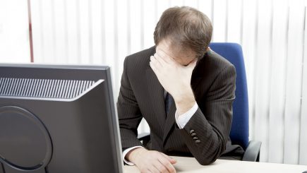 Reacțiile angajaților la schimbările din companie: stres, lipsă de încredere și intenții de demisie