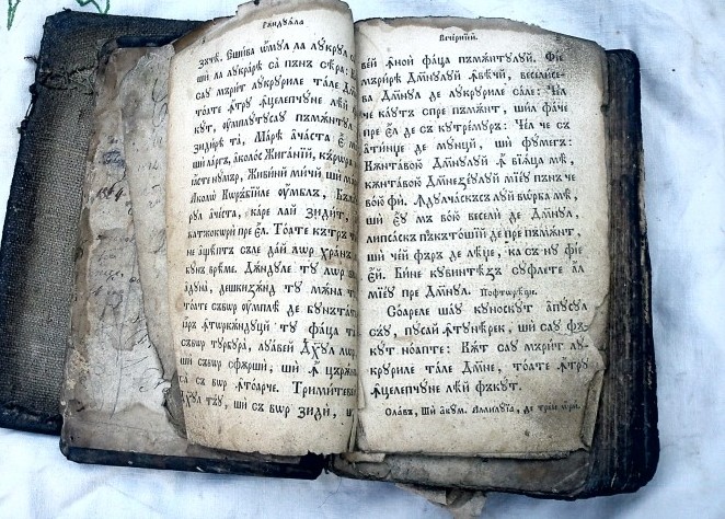 Expoziţie de carte veche şi obiecte liturgice