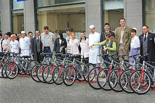 Angajatii Athenee Palace Hilton, premiati la competitia “Win a Bike”