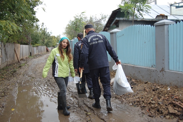Persoanele afectate de inundaţii din comuna gălăţeană Cudalbi au primit ajutoare