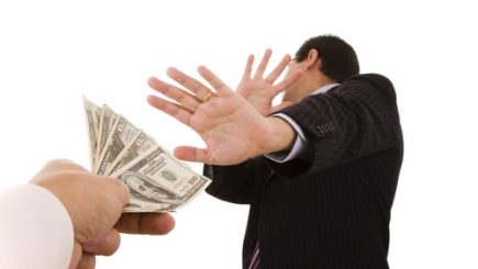 Concediază-i dacă îţi dă mâna! În ce situații executivii primesc sume cu cinci zerouri dacă sunt concediaţi