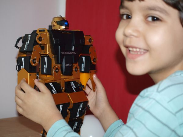 Roboţii inteligenţi vin să se joace cu copiii care suferă de autism din Capitală