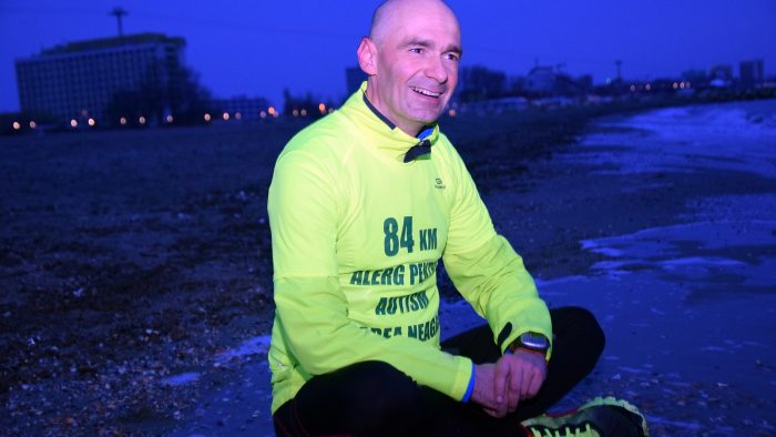 Psihologul Adrian Gemănaru aleargă 84 de kilometri pe nisip, pentru copiii diagnosticaţi cu autism