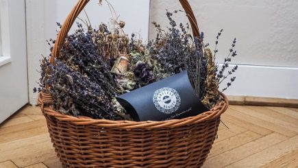 Două românce, mamă și fiică, promovează frumuseţea în stare pură, în epoca botoxului