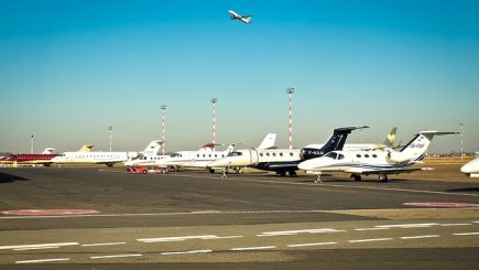Haos pe aeroporturi? Când vor declanşa greva generală controlorii de trafic aerian din România