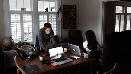 Femeile ajung mai greu manageri şi sunt mai prost plătite ca bărbaţii – studiu