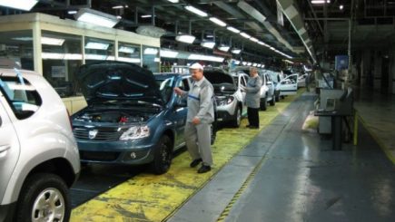 Angajații Dacia vor 100 de euro în plus la salariu