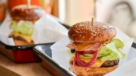 Fast-foodul din Bucureşti unde burgerii sunt „oneşti” şi exotici