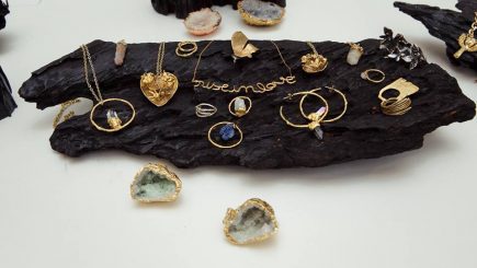 Povestea românului care şi-a lăsat cariera de succes pentru a înfiinţa o şcoală de bijuterie contemporană