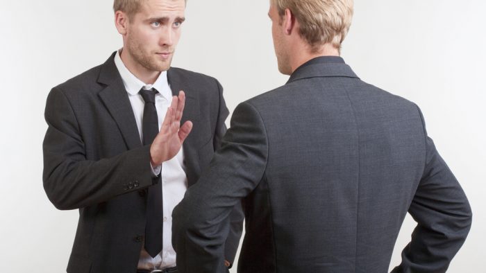 3 sfaturi pentru gestionarea conversațiilor dificile la locul de muncă
