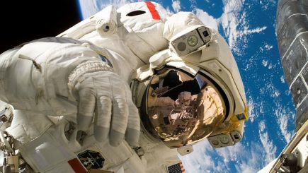 Un elev român de clasa a VIII-a a fost premiat de NASA: Proiectul pune bazele unei colonii în spaţiu