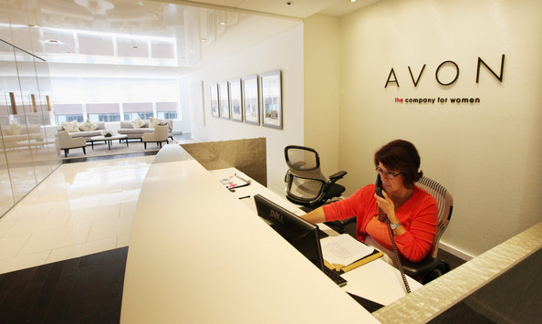 Avon restructurează 2.500 de locuri de muncă