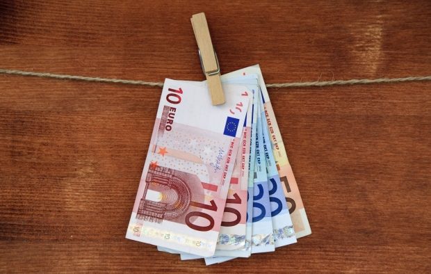 Finanţări de până la 10.000 de euro pentru liceele care promovează educaţia financiară