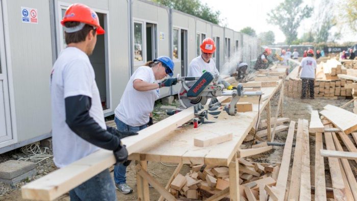 800 de voluntari din 15 ţări vor construi case la Bacău