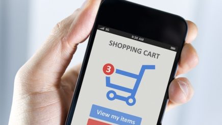 De Black Friday, românii au cumpărat de pe telefonul mobil. Peste 65% din traficul magazinelor online, de pe smartphone