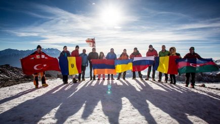 Alpinism și diplomație: 16 tineri lideri din opt țări au atins vârful Kazbek din Caucaz