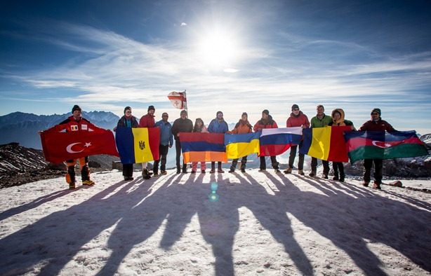 Alpinism și diplomație: 16 tineri lideri din opt țări au atins vârful Kazbek din Caucaz