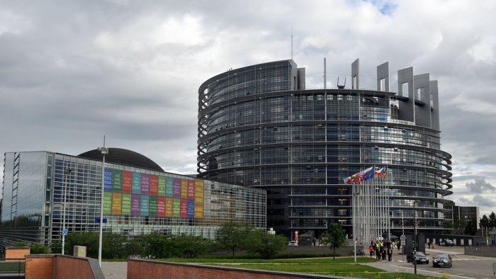 Primul pas în cariera europeană: Studenţii români pot face un stagiu de practică în cadrul unui birou al unui parlamentar european