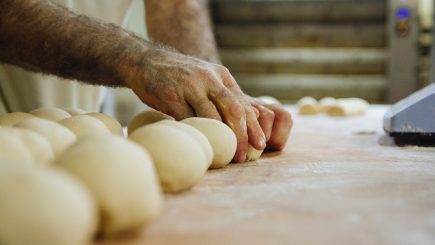 Rămânem și fără brutari. Industria de morărit şi panificaţie are un deficit de forţă de muncă de circa 8.000 de oameni