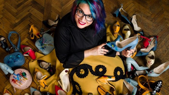 Producătorul de genți pictate Lyria a lansat prima colecție de pantofi. Producția, externalizată din cauza lipsei de forță de muncă