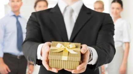 De ce nu ar mai trebui să trimitem cadouri business de Crăciun?