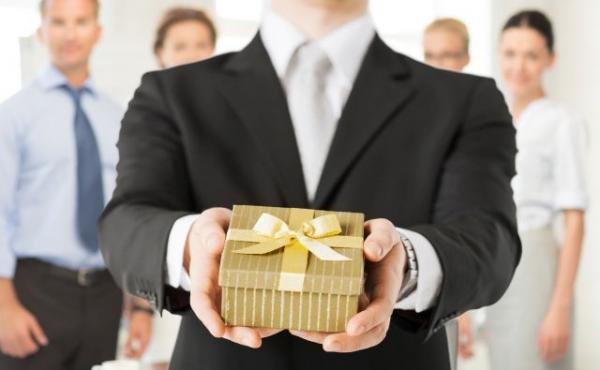 De ce nu ar mai trebui să trimitem cadouri business de Crăciun?