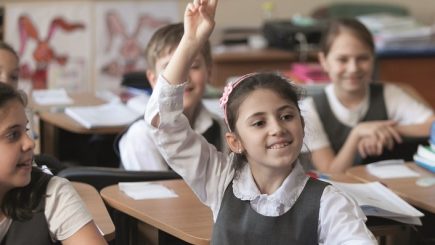 UNICEF şi Carrefour ajută copiii defavorizaţi să meargă la şcoală