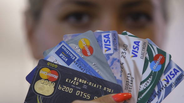 Atenţie la capcanele cardurilor de cumpărături cu rate fără dobândă