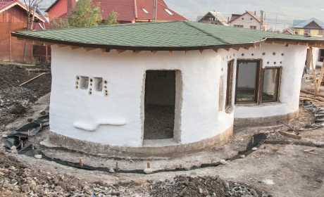 Constructorul de case cu structură de lemn HoneyWood intră și pe piața din România