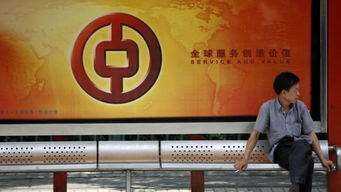 De ce își dau afară angajații băncile chineze