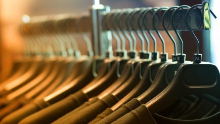 Compania care face haine pentru Debenhams dă explicaţii despre inchiderea fabricii din Urziceni