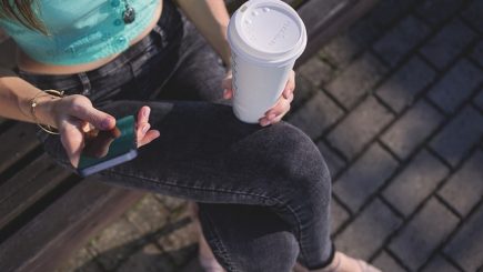 Studiu: Cum folosesc tinerii serviciile digitale şi ce aplicaţii recomandă altora