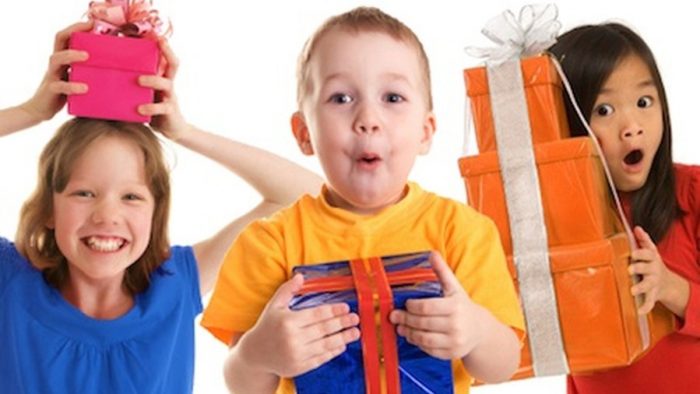 De la ceva dulce, sau o jucărie neprevăzută…Ce le dăruim copiilor și de ce