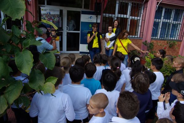 Laureatele cu aur ale României îi îndeamnă pe copiii din școlile bucureștene să facă mișcare