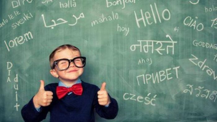 Cum dezvoltă limbile străine creierul copiilor