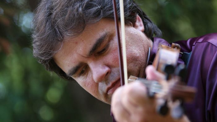 Gabriel Croitoru cântă la vioara lui Enescu, în parcurile bucureștene