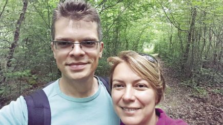 Acești tineri au lăsat agitația din București pentru o viață aproape de natură