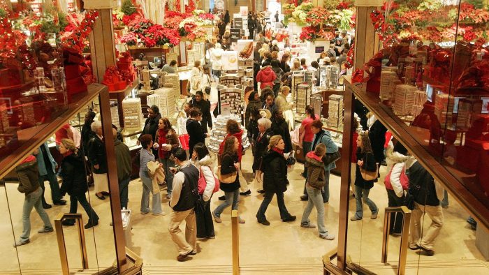 Studiu: 65% dintre europeni își fac cumpărăturile de Crăciun din magazinele tradiționale