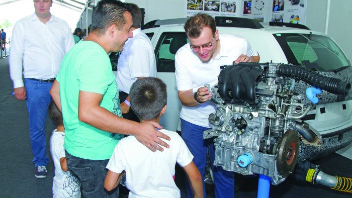 Miting al sindicaliștilor Dacia, la Mioveni