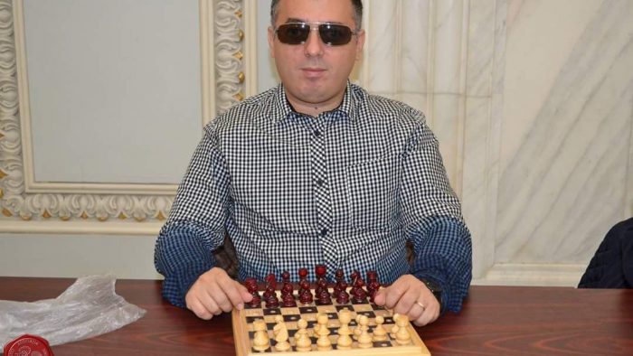 Povestea românului cu deficienţe de vedere care a câştigat jocul de şah al vieţii