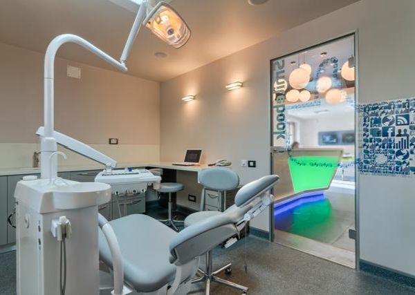 Dent Estet deschide prima clinică din Europa dedicată exclusiv adolescenţilor