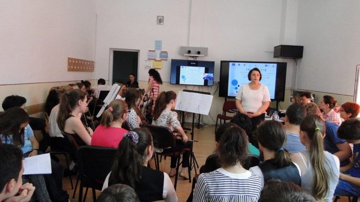 Trei companii din România oferă şcolilor şi liceelor soluţii digitale dedicate pentru creşterea performanţelor elevilor
