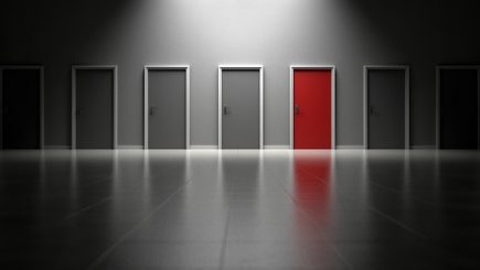 Dacă v-aţi putea întoarce în timp, aţi alege o carieră diferită sau nu? Rezultatele unui studiu recent