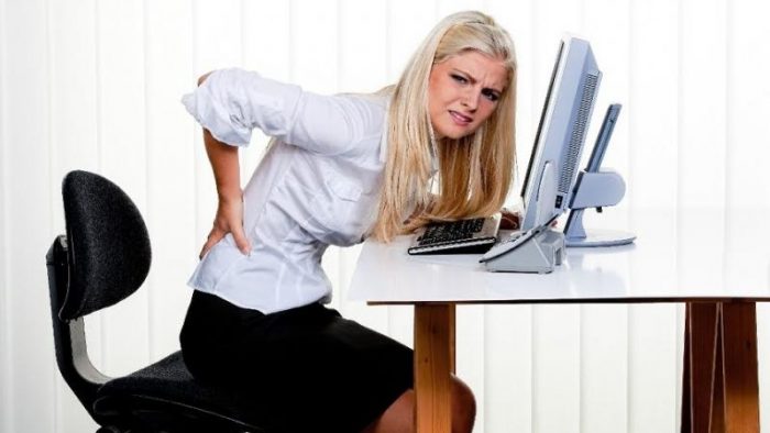Cum tratăm durerile de coloană vertebrală cauzate de statul la birou