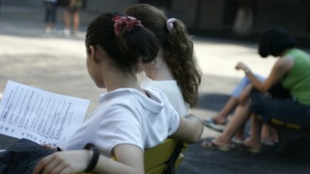 850 de eleve, provenind din medii modeste, sunt încurajate să își continue studiile