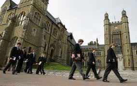 Școlile britanice vor monitoriza cazurile de întârziere a elevilor