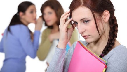 “Vieţile perfecte” prezentate în social media cresc anxietatea şi depresia în rândul femeilor tinere