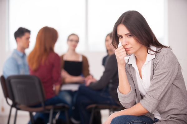 Să fii ignorat la locul de muncă poate fi mai rău decât să fii hărțuit